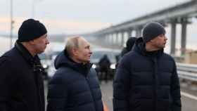 El presidente ruso, Vladimir Putin, inspecciona el puente de Crimea.