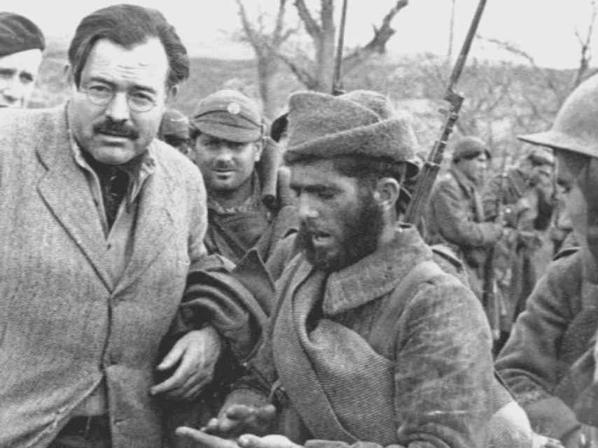 Hemingway, en el Frente de Teruel, en la mítica fotografía de Robert Capa.