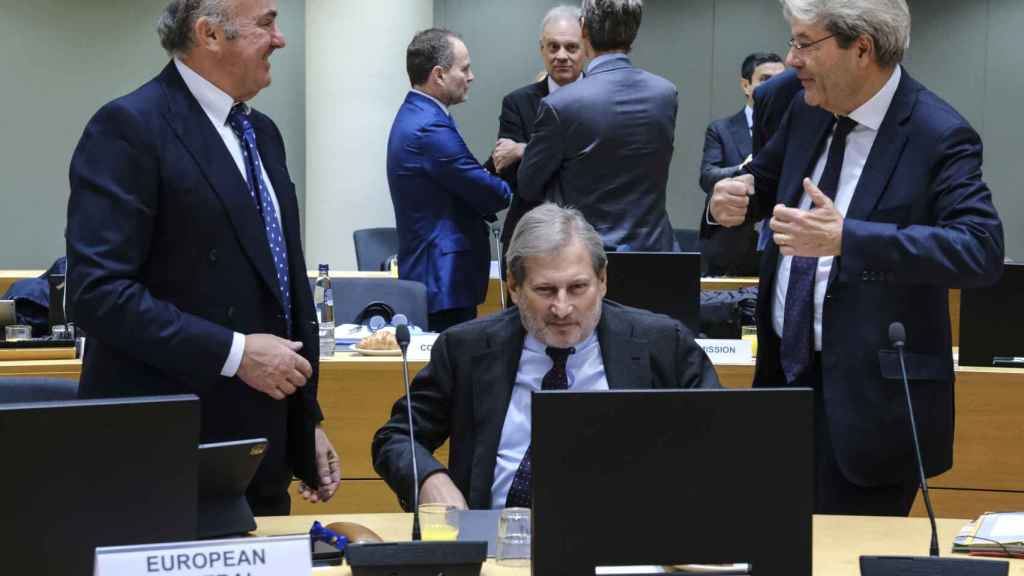 El comisario de Asuntos Económicos, Paolo Gentiloni, departe con el vicepresidente del BCE, Luis de Guindos, durante el Ecofin de este martes