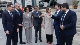 Feijóo conversa con sus barones durante el aniversario de la Constitución en el Congreso.