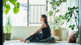Japonesa relajándose en su casa