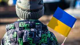 Imagen de archivo de un menor con la bandera de Ucrania.