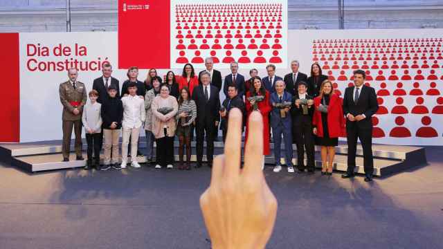 El Presidente de la Generalitat Valenciana, Ximo Puig, (c), posa con los premiados en el concurso sobre el Día de la Constitución