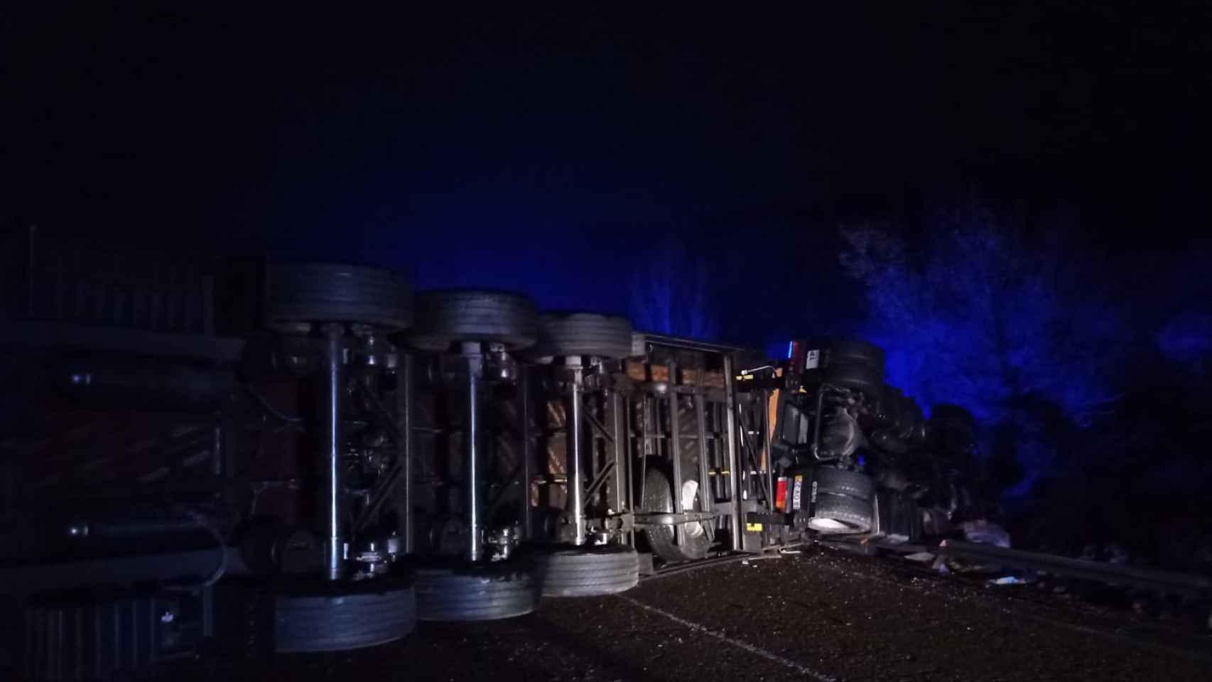 Accidente en Peñafiel: colisión brutal entre un camión y un turismo