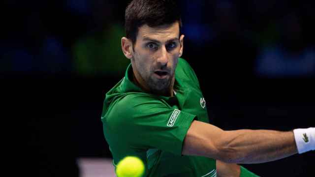 Novak Djokovic ejecuta un revés durante las ATP Finals