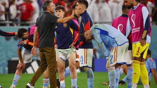 Luis Enrique, consolando a Ferran Torres tras la eliminación de la selección española del Mundial de Qatar 2022
