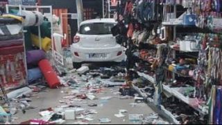 Una conductora provoca graves daños al irrumpir con su coche y arrasar un local de Guadalajara