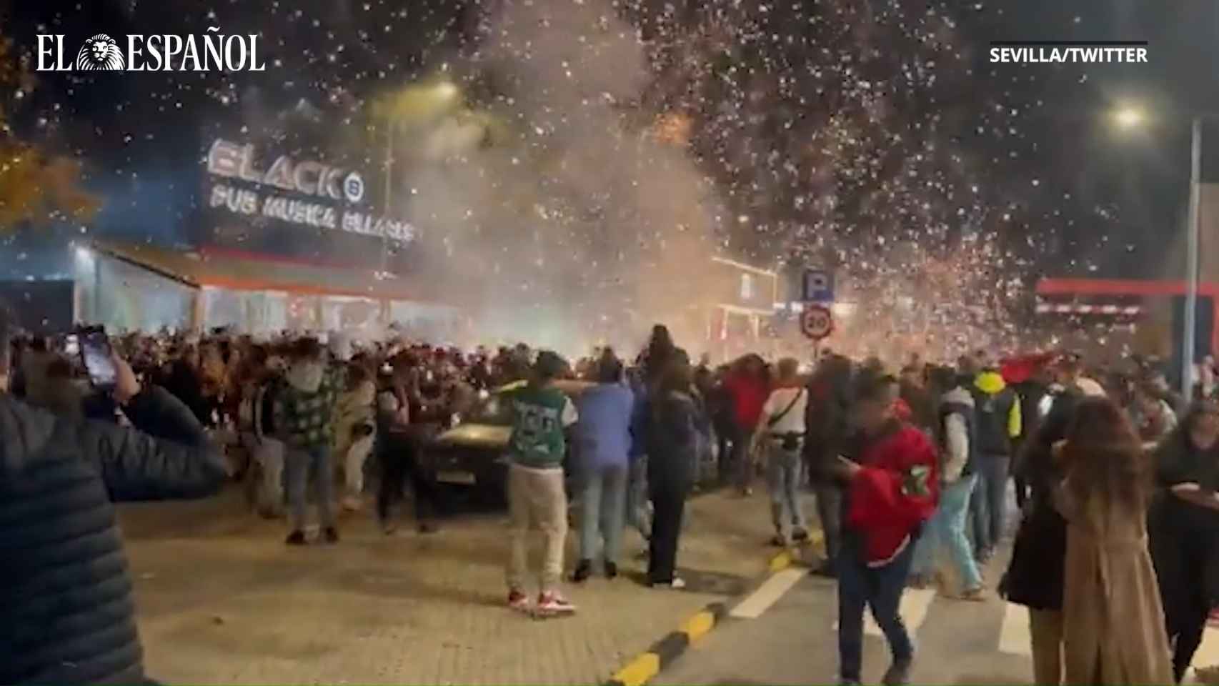 Miles de marroquís salen a la calles de España para celebrar el triunfo en el mundial de Qatar