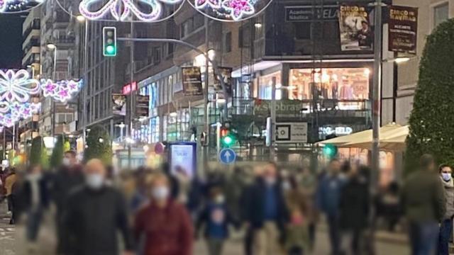 Zona del centro de Alicante peatonalizada con las luces de Navidad.