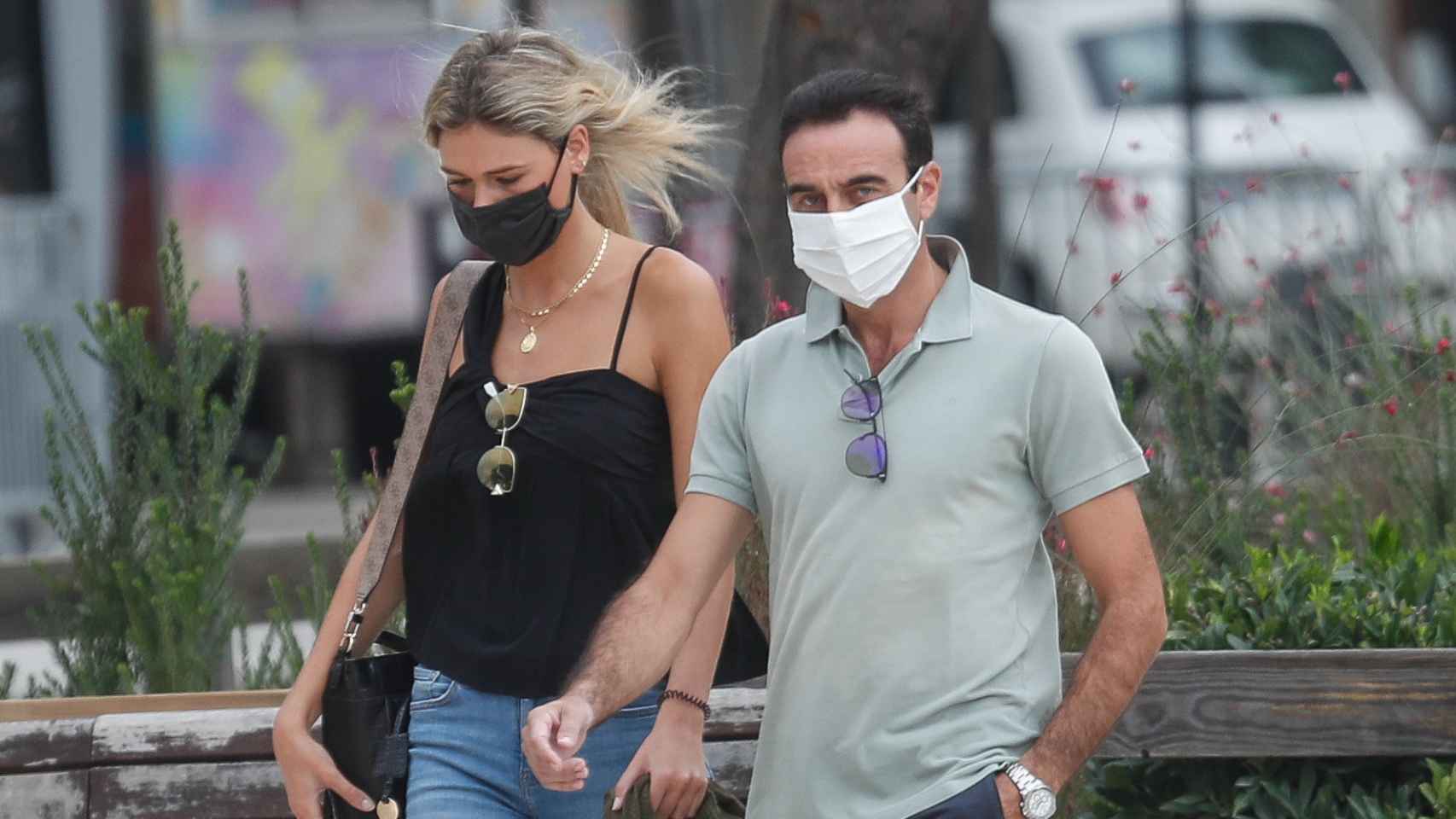 Ana Soria y Enrique Ponce paseando su amor por las calles de Nimes, Francia, en septiembre de 2020.
