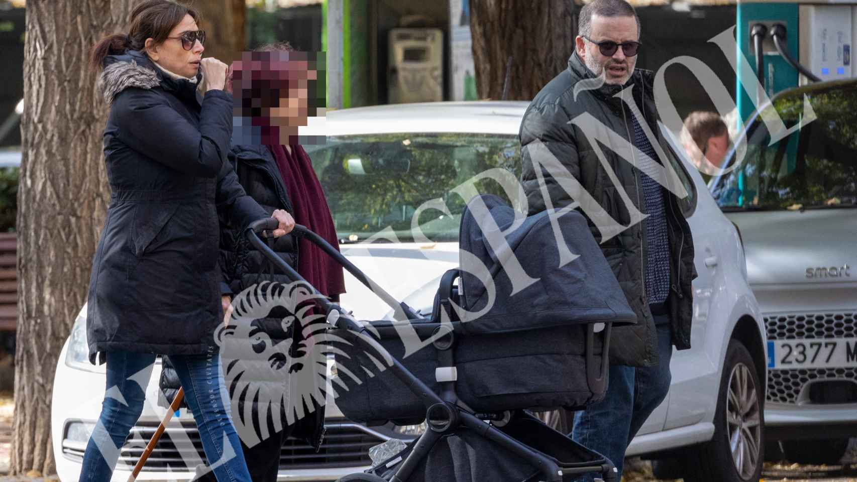 Marta Flich junto a su marido, Edu Galán, durante su paseo por el barrio de Quevedo, en Madrid.