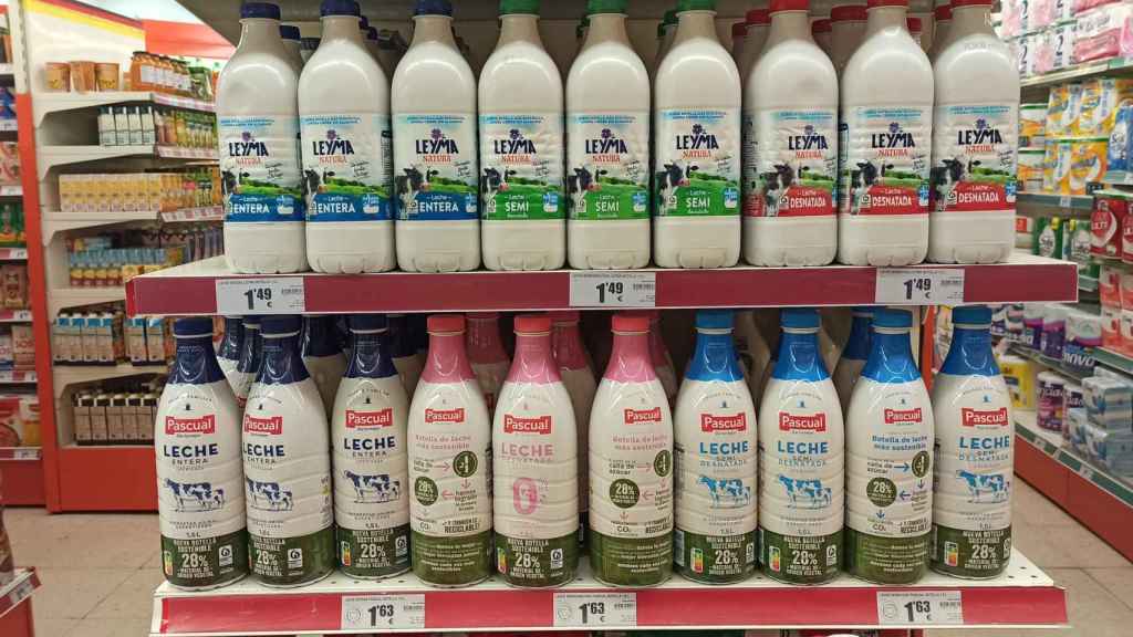 Lineal de un supermercado de Castilla y León con briks de leche de distintas marcas