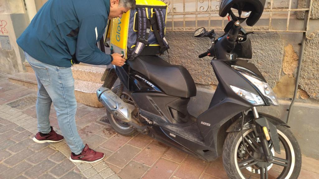 Javier, preparando su equipo de trabajo para afrontar una jornada como rider de Glovo.