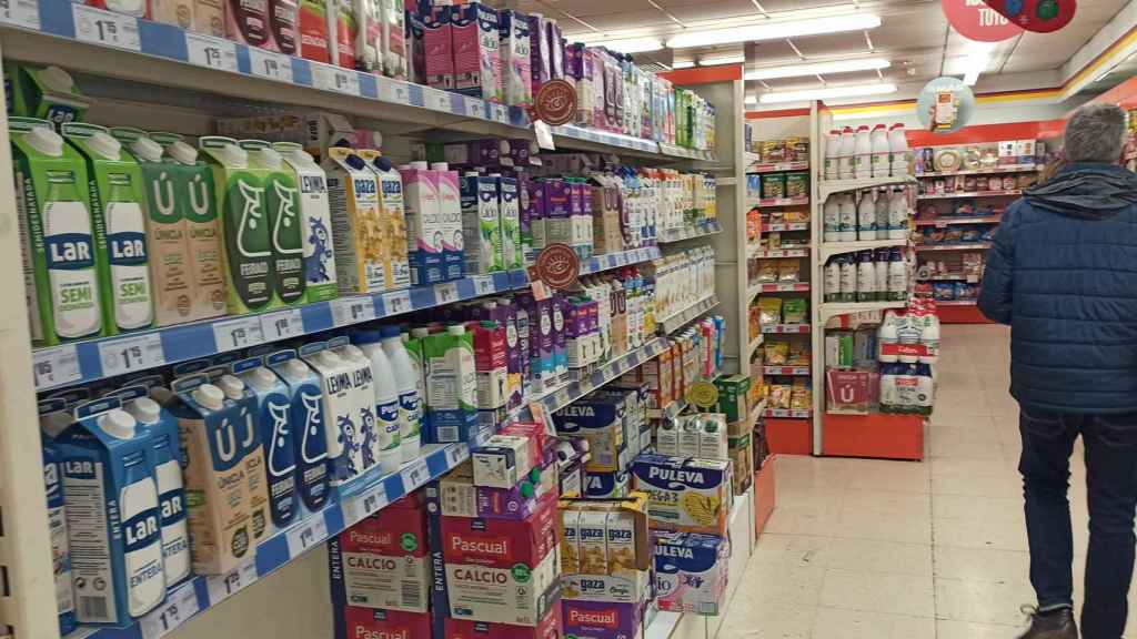 Distintas marcas de leche en un lineal de un supermercado de Castilla y León