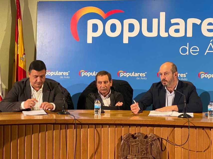 El vicesecretario general de Política Autonómica del PP, Pedro Rollán, durante su encuentro con alcaldes, concejales y vecinos de la comarca de Alberche-Pinares, este miércoles.