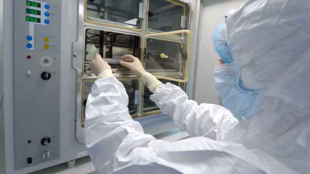 Un operario preparando la terapia celular en el laboratorio.