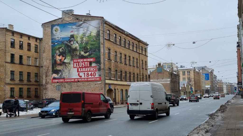 Instantánea con un cartel publicitario sobre la militarización de Europa en Riga.