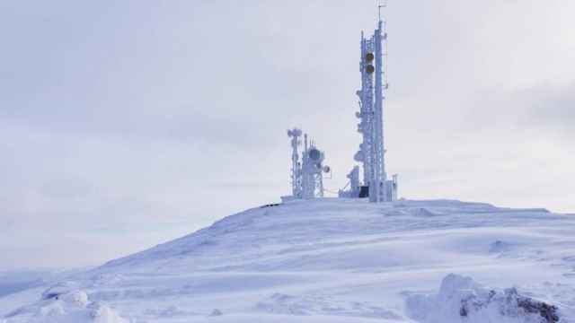 Estación de torre de telefonía de Orange cubierta por la nieve durante la borrasca 'Filomena'