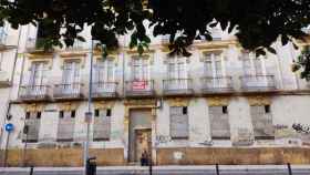 Edificios 3 y 5 de la calle Mariscal, en Málaga, con el cartel de venta colocado por el propietario.
