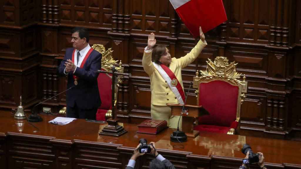 Dina Boluarte tras jurar como presidenta de Perú.