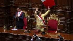 Dina Boluarte tras jurar como presidenta de Perú.