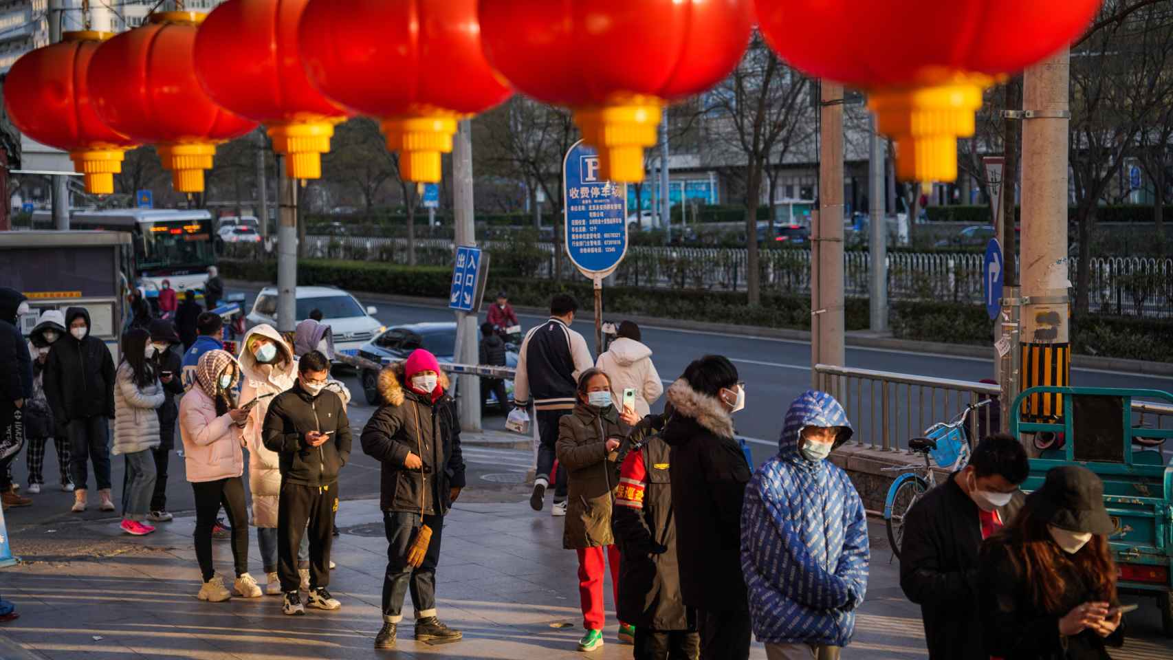 China sigue rebajando restricciones: permite los aislamientos en casa y reduce el número de PCR thumbnail