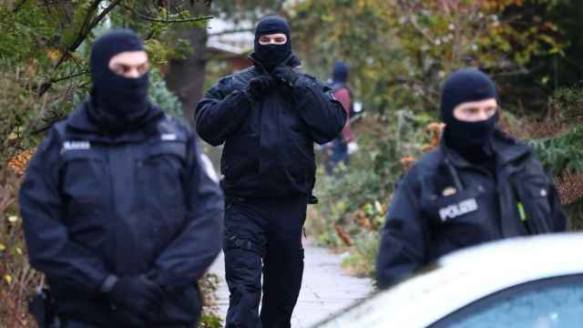 Agentes protegen la zona donde han sido detenidos extremistas en Berlín, Alemania.