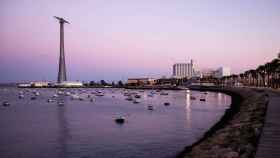 La bahía de Cádiz con una de sus torres eléctricas de fondo