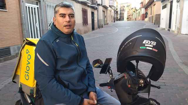 Javier, el rider de Glovo que persiguió al guardia civil retirado que supuestamente atropelló al ciclista Alejandro Valverde.