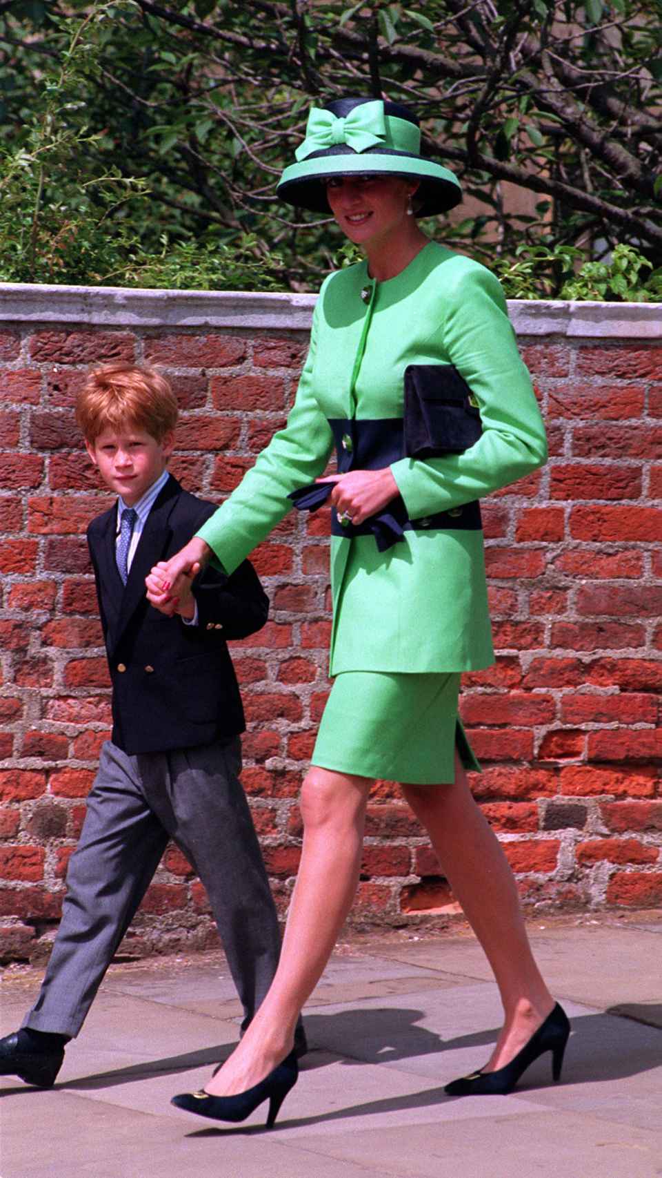 Harry junto a su madre, Diana de Gales, en julio de 1997.