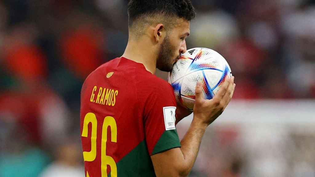 Gonçalo Ramos besa el balón tras uno de sus goles.