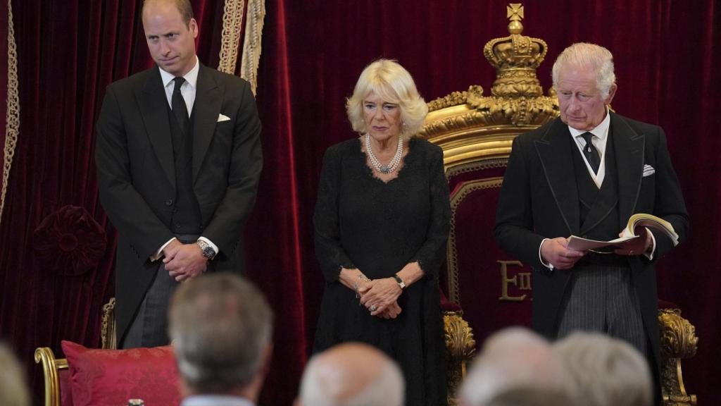 El rey Carlos III de Inglaterra junto a su esposa, Camilla, y su hijo mayor, Guillermo de Inglaterra, príncipe de Gales.