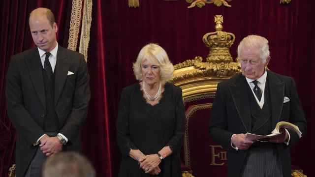 El rey Carlos III de Inglaterra junto a su esposa, Camilla, y su hijo mayor, Guillermo de Inglaterra, príncipe de Gales.