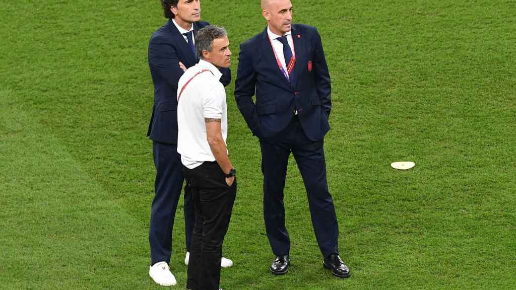 Molina, Luis Enrique y Rubiales, a pie de campo antes de un partido