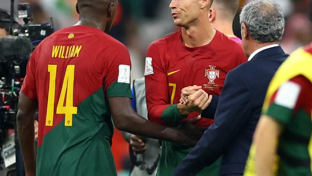 Cristiano Ronaldo saluda con gesto serio a Fernando Santos tras el Portugal - Suiza