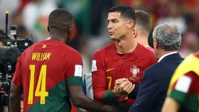 Cristiano Ronaldo saluda con gesto serio a Fernando Santos tras el Portugal - Suiza
