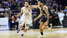 Llull contra Mike James en un duelo del partido.