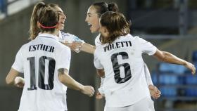 Las jugadoras del Real Madrid celebran el gol de Weir.