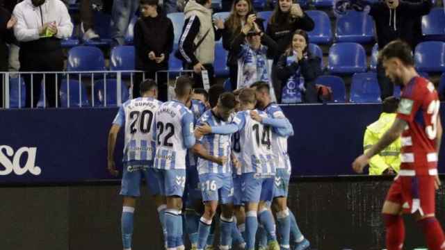 Los jugadores del Málaga CF celebran el gol de Rubén Castro contra el Granada.