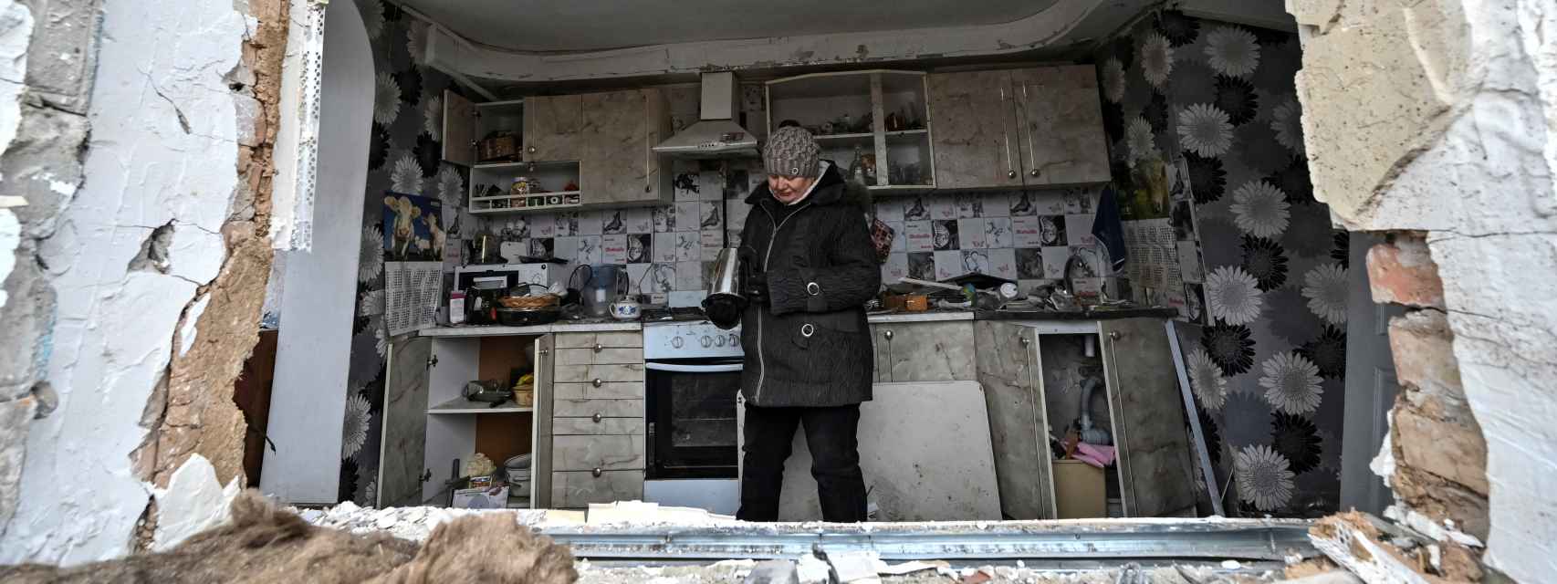 Una mujer en la cocina de su casa, destrozada en un bombardeo ruso, en la región de Zaporiyia, en Ucrania.