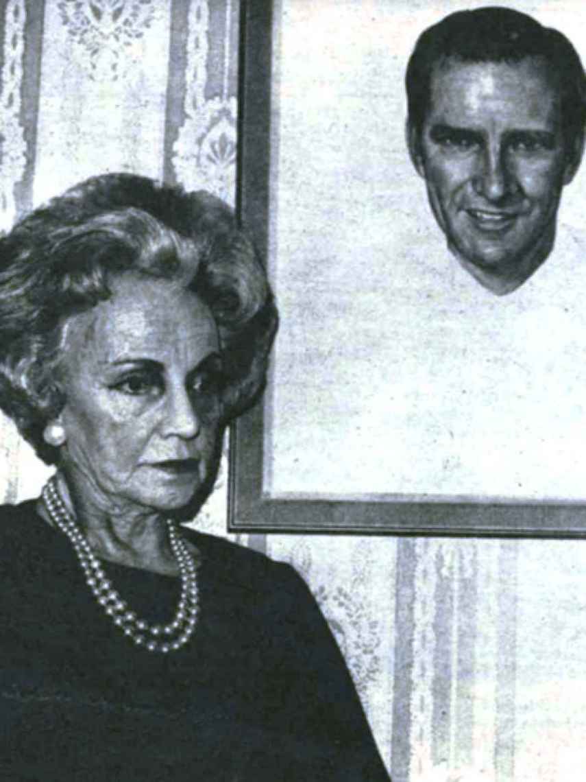 María Cristina Camino Galicia, posando ante una foto de su hijo Carlos Arruza