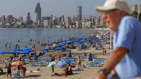 Un jubilado apoyado en la barandilla del paseo de Poniente de Benidorm, hace unas semanas.