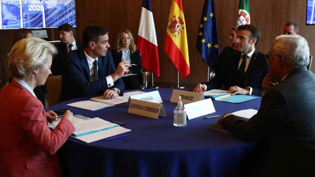 El presidente de España, Pedro Sánchez, con Emmanuel Macron, presidente de Francia; António Costa, primer ministro de Portugal, y Ursula von der Leyen,  presidenta de la Comisión Europea.