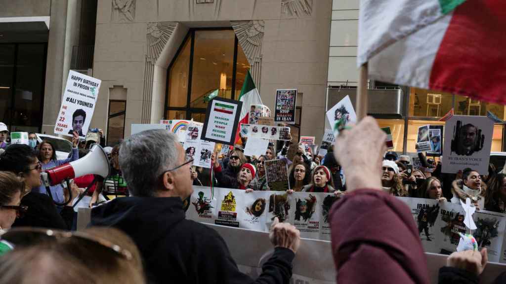 Protesta en la oficina de UNICEF contra la violencia de género en Irán en San Francisco.