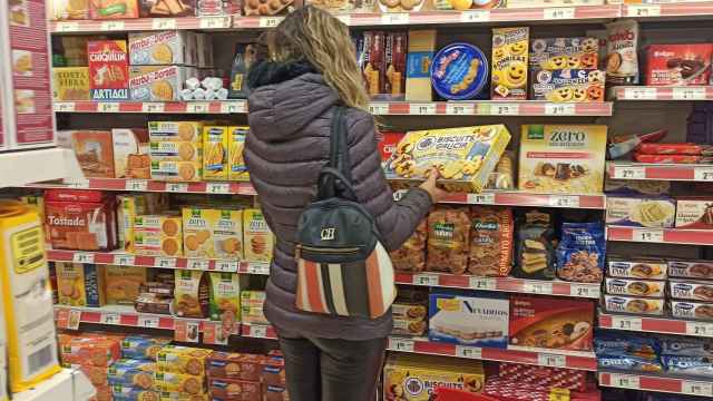 Una mujer observa los precios de los productos en un supermercado de Castilla y León