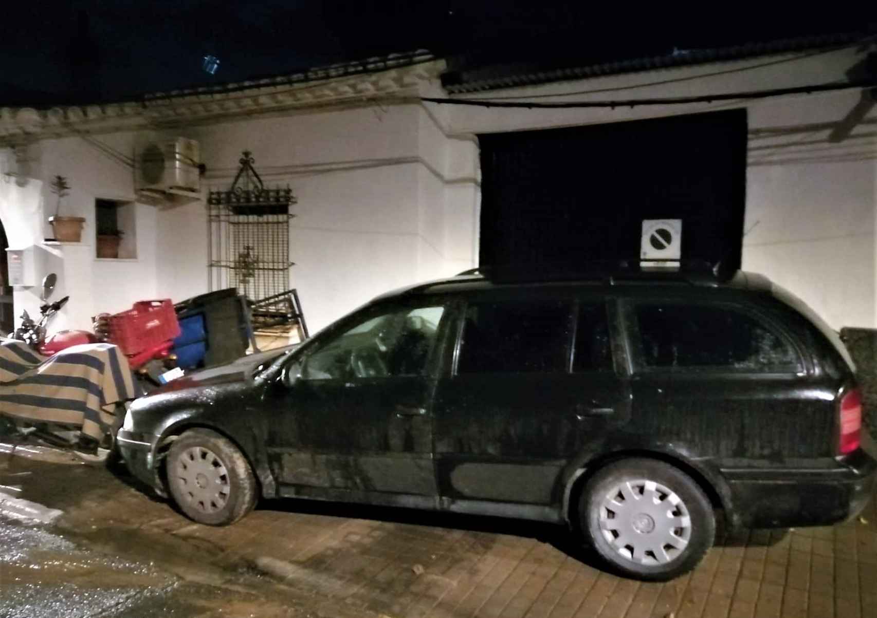 El coche en el que Antonio y su nieto fueron hallados en coma, aparcado de nuevo ante su casa en Manzanilla.