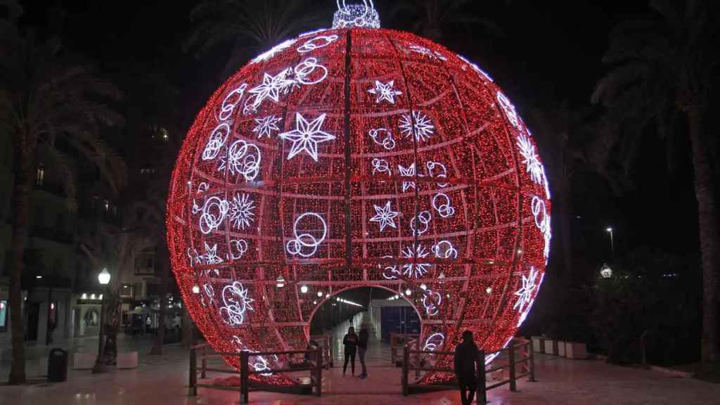 Bola de Navidad instalada por el Ayuntamiento de Alicante en la Explanada de España.