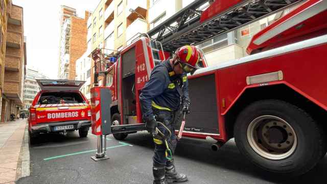 Los bomberos durante la intervención en León