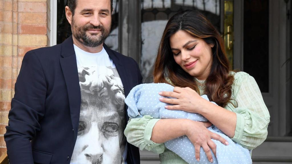 Marisa Jara y su pareja, Miguel Almansa, en la presentación de su hijo, Tomás, en abril de 2022.