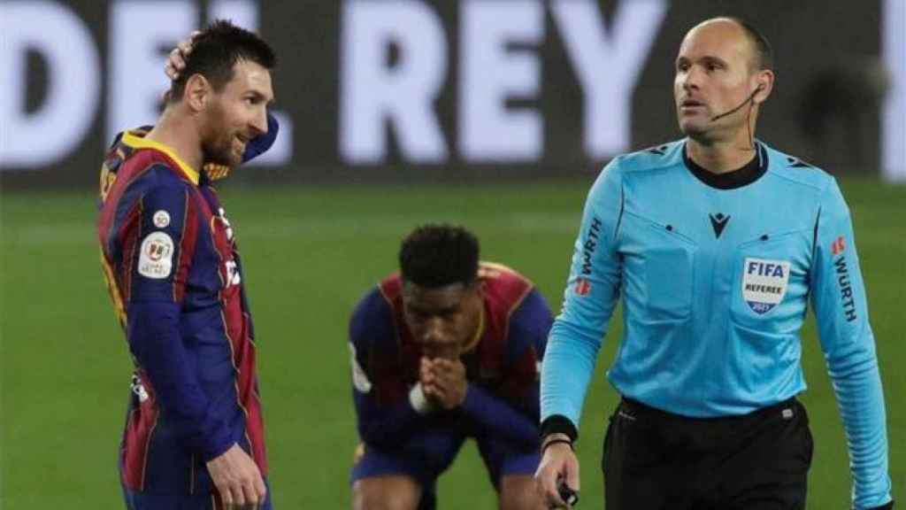Leo Messi y Mateu Lahoz durante un partido de la temporada 2020/2021
